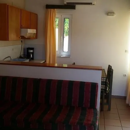 Theos Village شقة فندقية